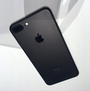 Seorang Perempuan Membeli Rumah Setelah Meminta 20 Pacarnya Untuk Membelikannya Iphone