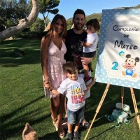 Messi berada di taman bersama dengan istri dan kedua anaknya