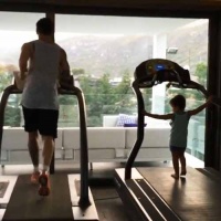 Terlihat Messi sedang berlatih di ruangan gym bersama anaknya