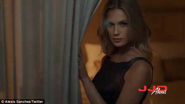 Model wanita yang menjadi Cover pakaian terbaru JJO bersama Alexis Sanchez